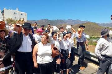 Unas 1.200 personas dan vida a una nueva edición de la Traída del Agua (Foto Francisco Javier Santana y TA)
